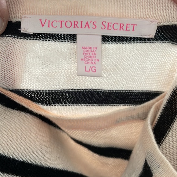 Victoria’s Secret light weight relaxed top.  Can wear it casual or dress it up - Picture 6 of 6